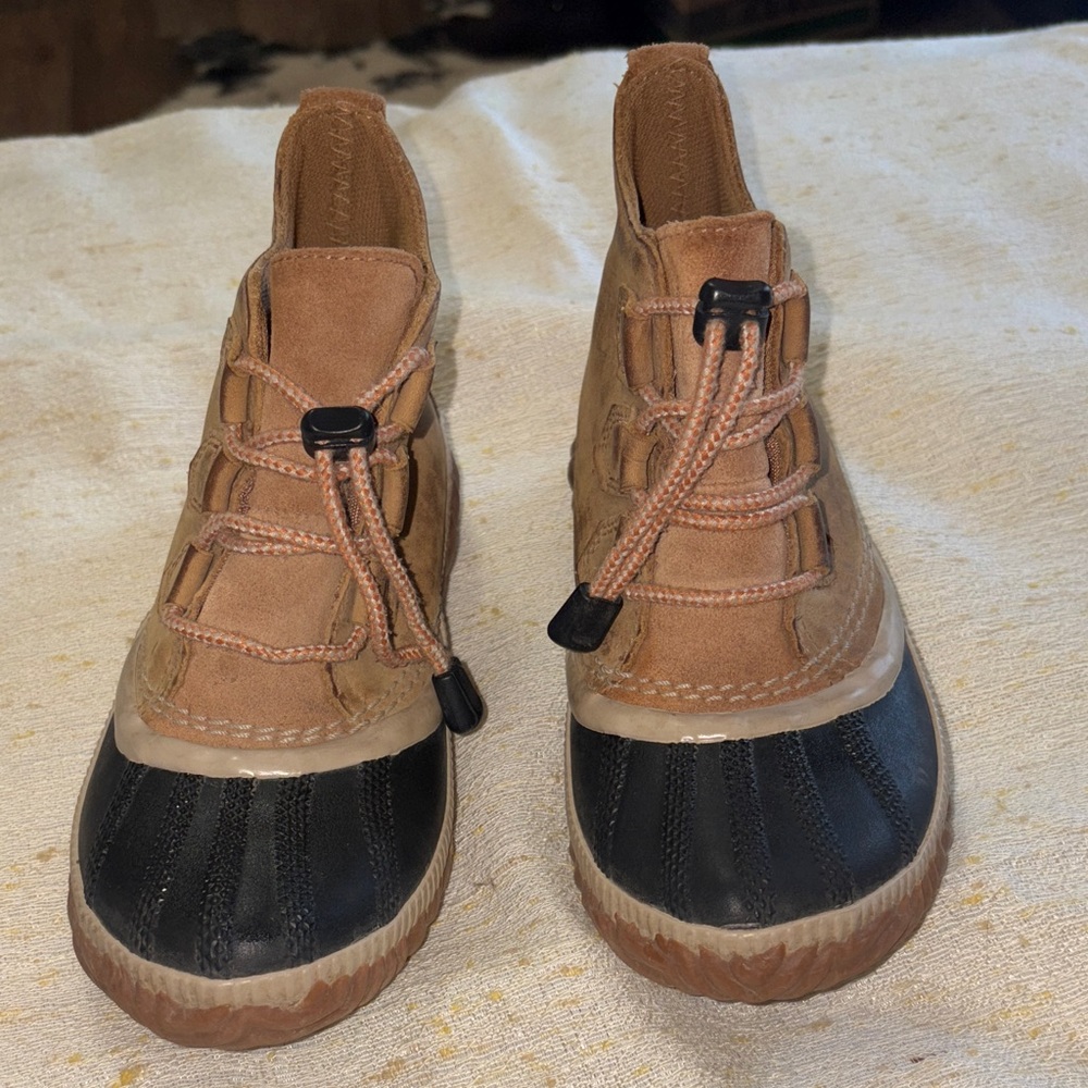 SOREL Out and About Tan and Black Waterproof Duckboots Kids Size 2